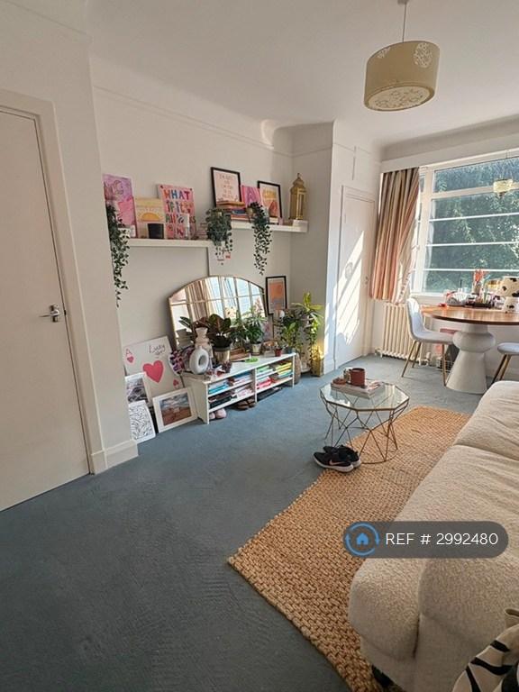 Flat Hunter Close in Greater London