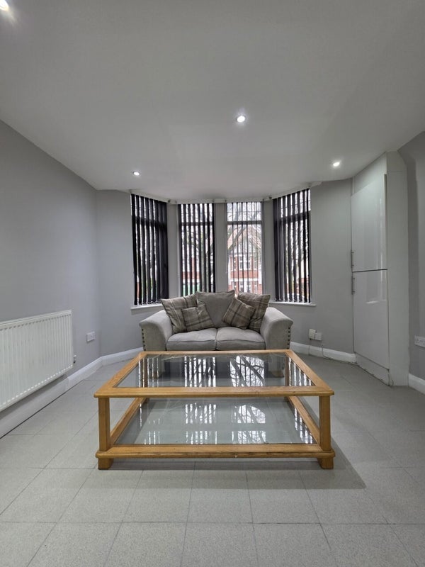 Flat Colchester Avenue in Cardiff
