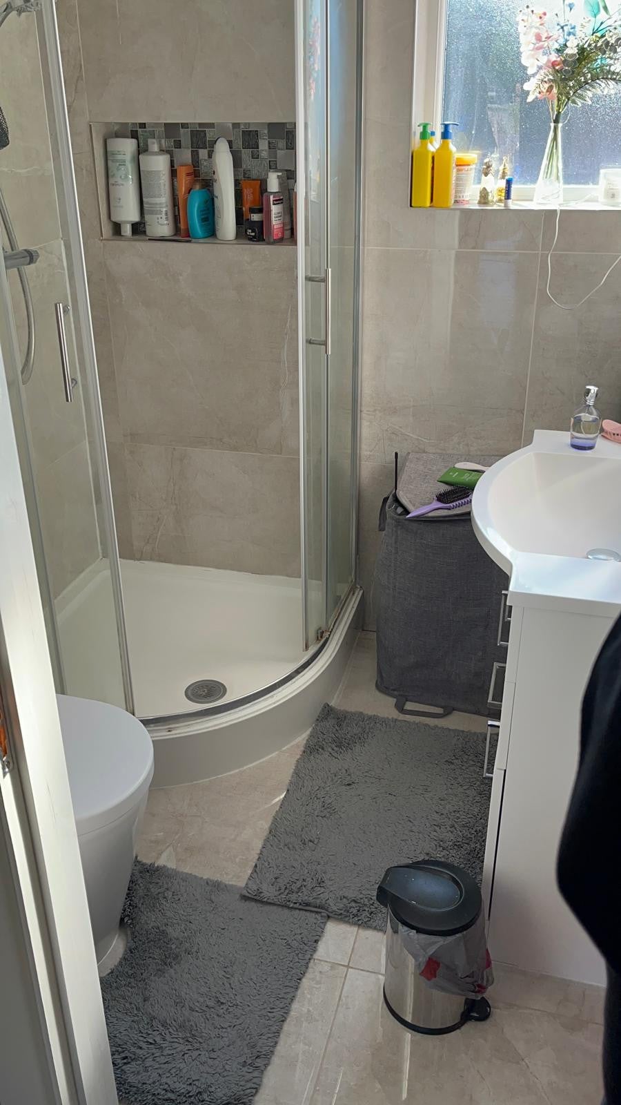 Flat Hanworth Road in Greater London