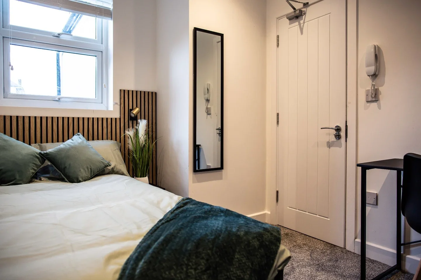Room Jersey Road in Strood