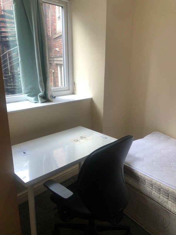 Room Wingrove Road in Newcastle upon Tyne