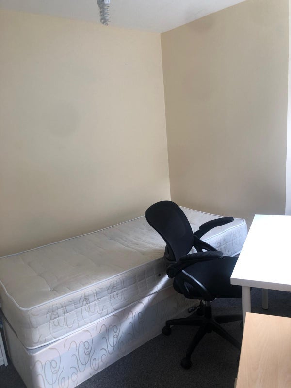 Room Wingrove Road in Newcastle upon Tyne