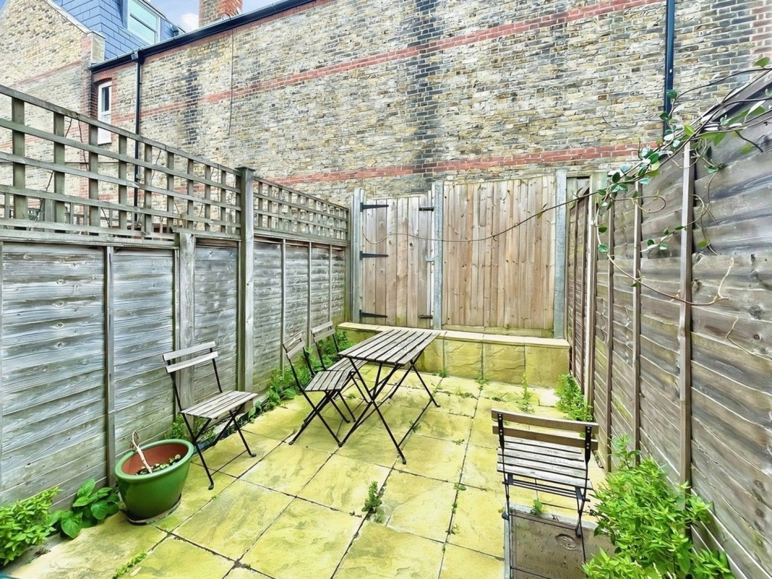 House Tenham Avenue in Greater London