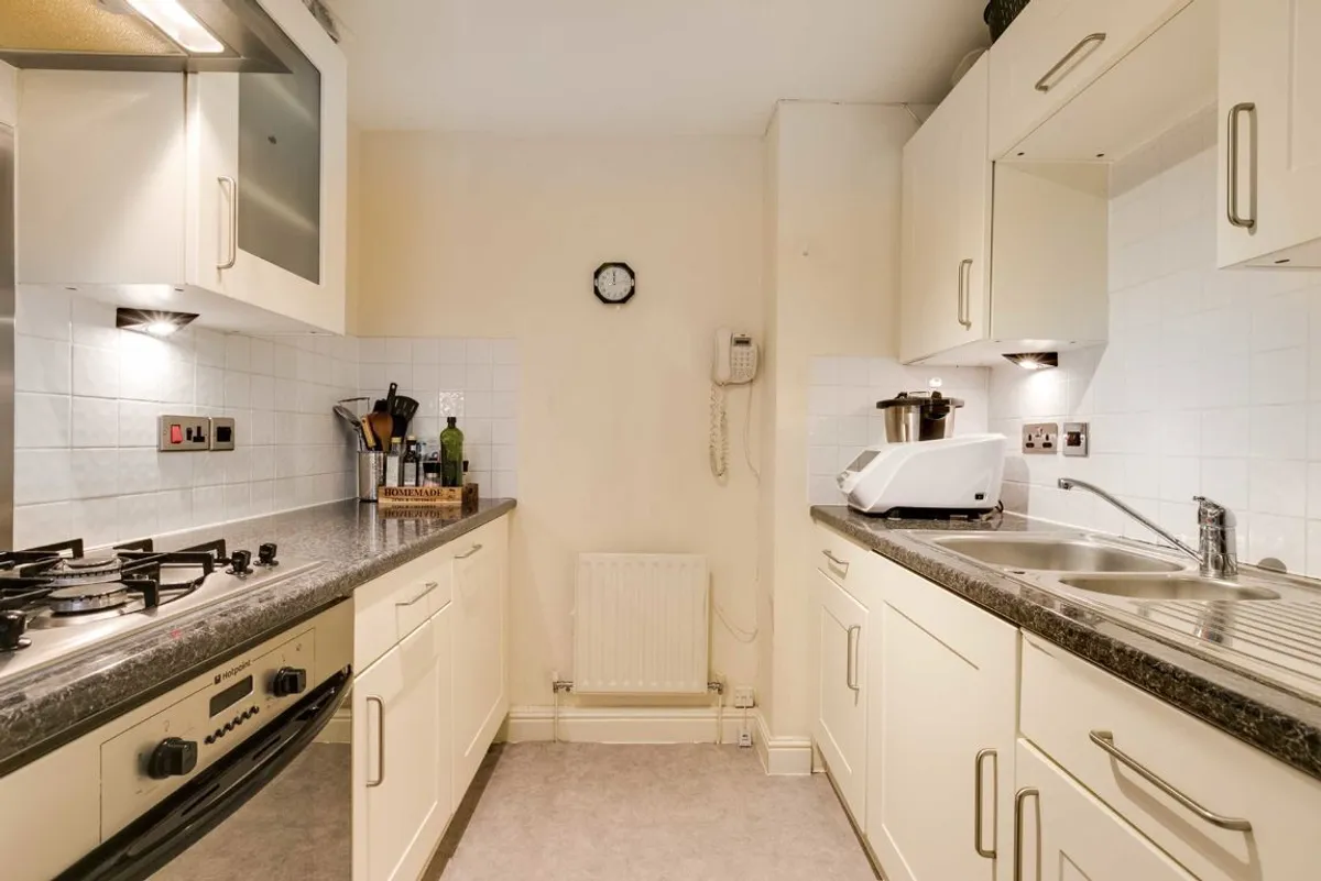 Flat Bourne Place in Greater London