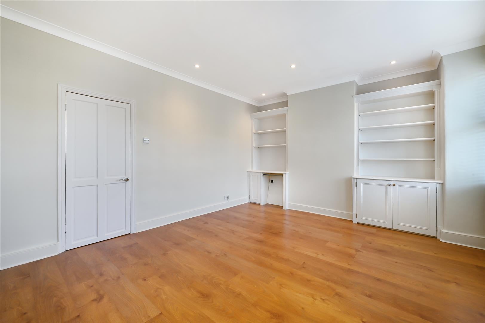 Flat Kingston Road in Greater London