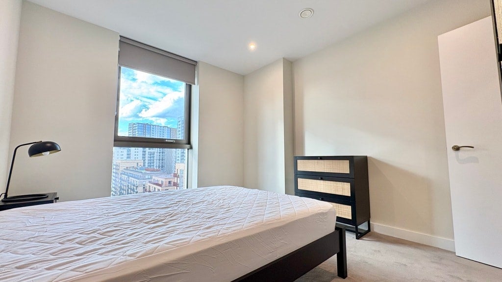 Flat Bodley Way in Greater London