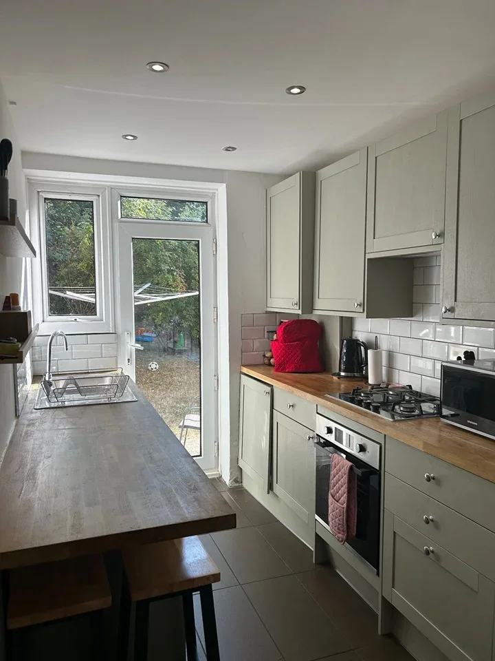 Flat Thurlow Park Road in Greater London