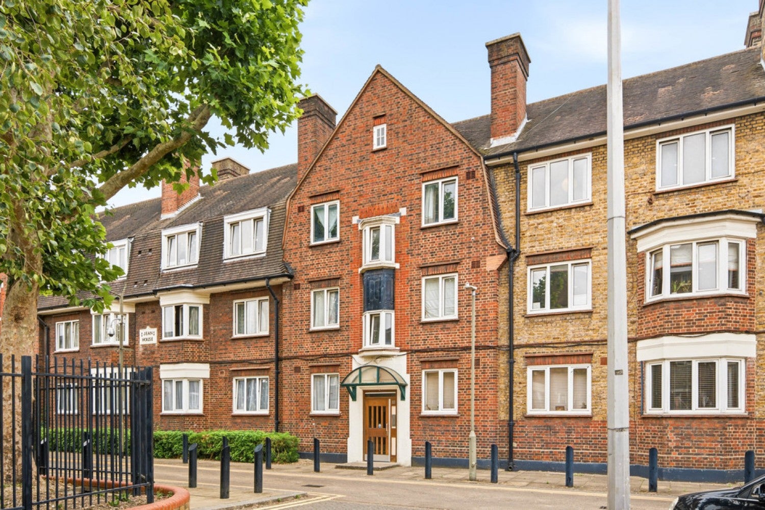 Flat Maybury Street in Greater London