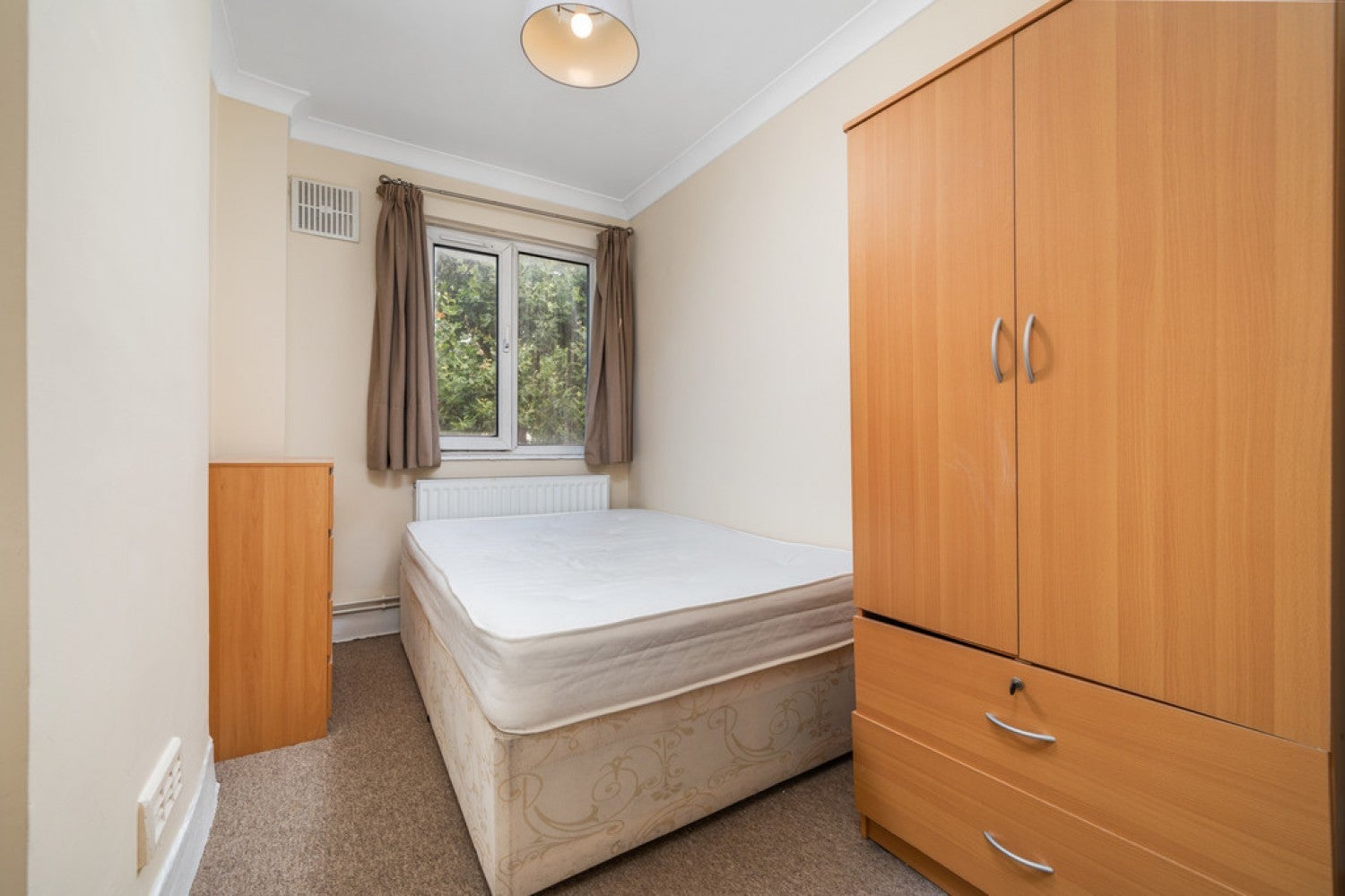 Flat Maybury Street in Greater London