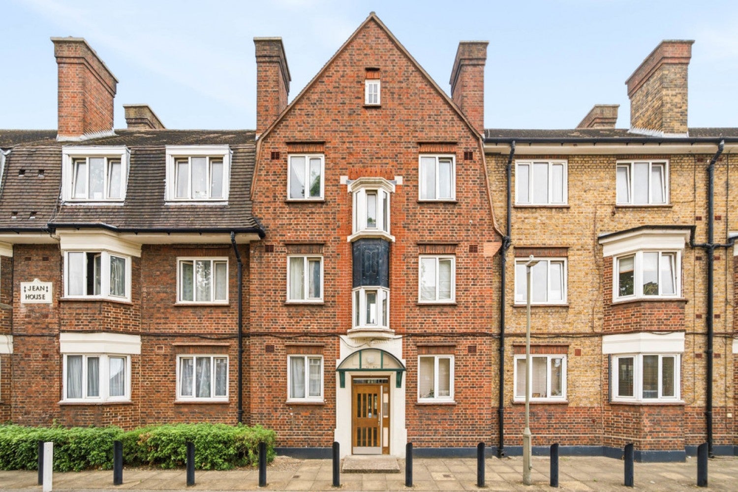 Flat Maybury Street in Greater London