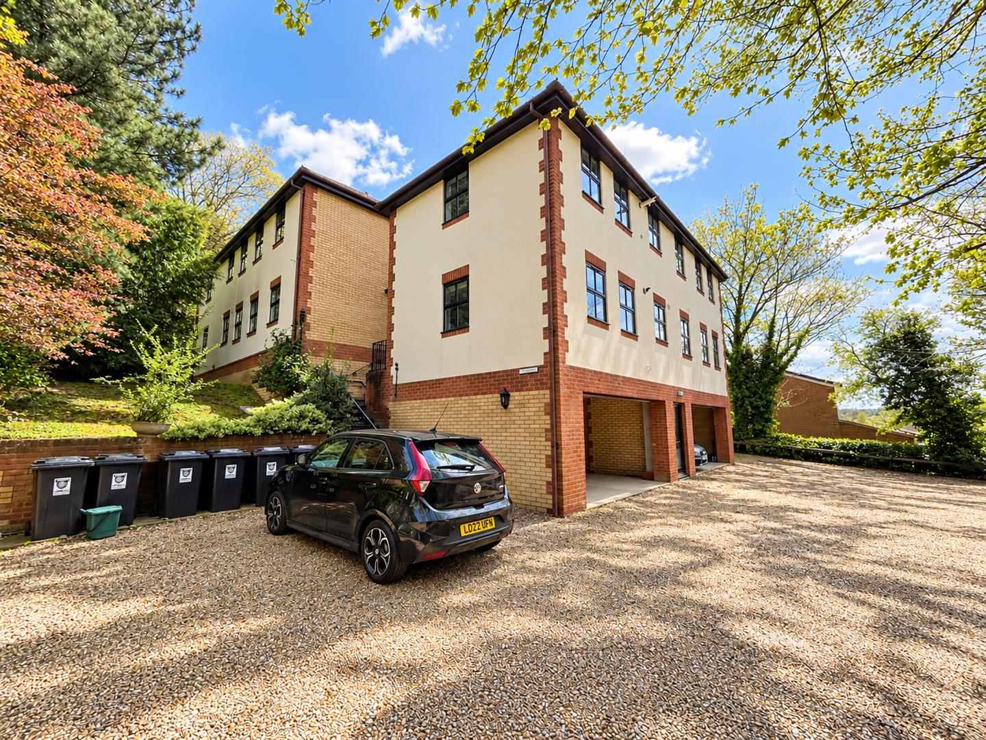 Flat Beechfield Road in Dacorum