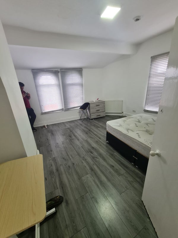 Room Dagenham Road in Manchester