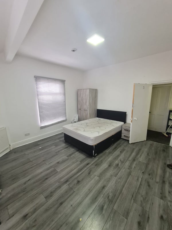 Room Dagenham Road in Manchester