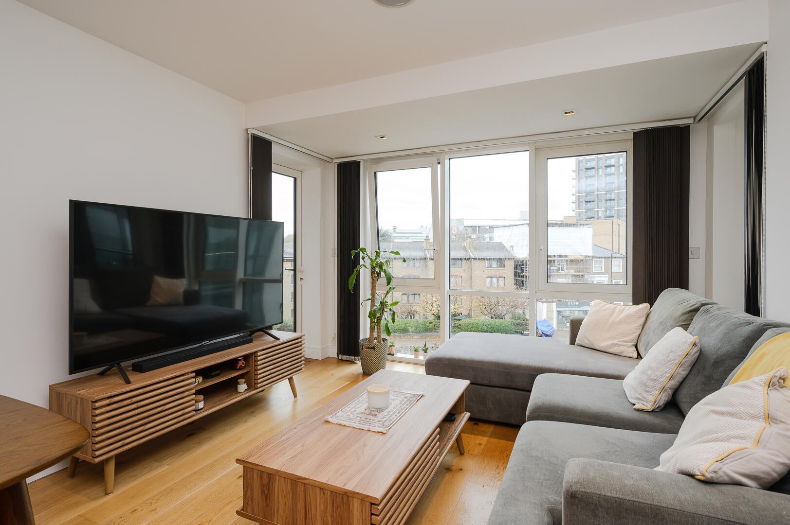 Flat Kew Bridge Road in Greater London