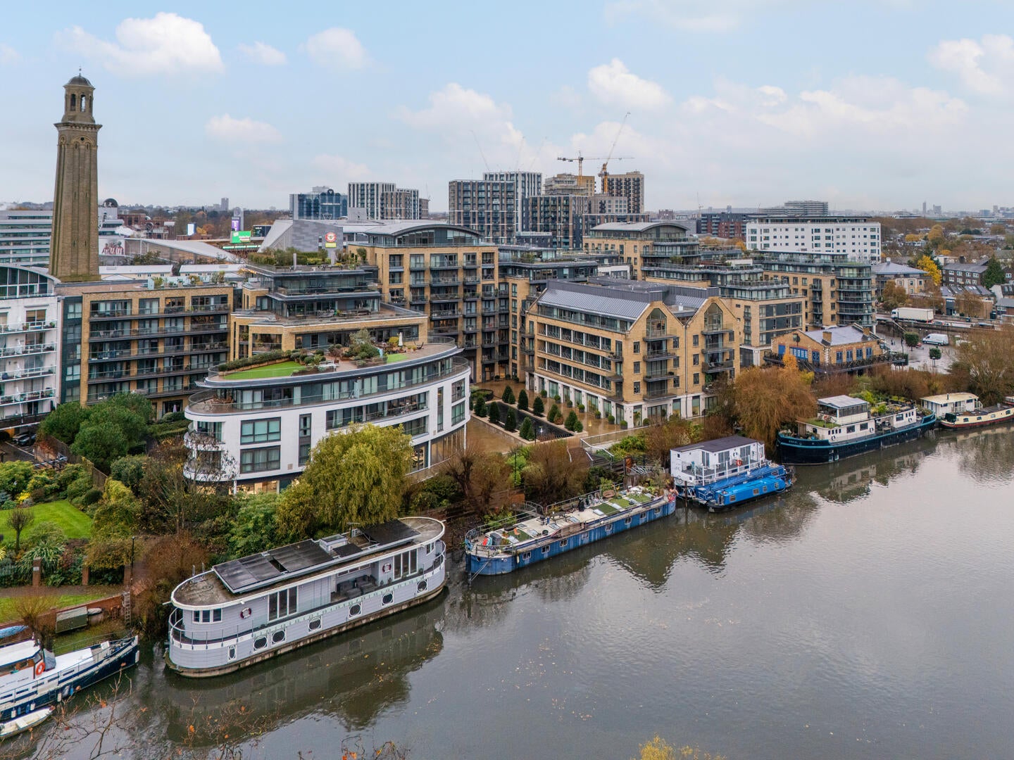 Flat Kew Bridge Road in Greater London