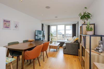 Flat Kew Bridge Road in Greater London