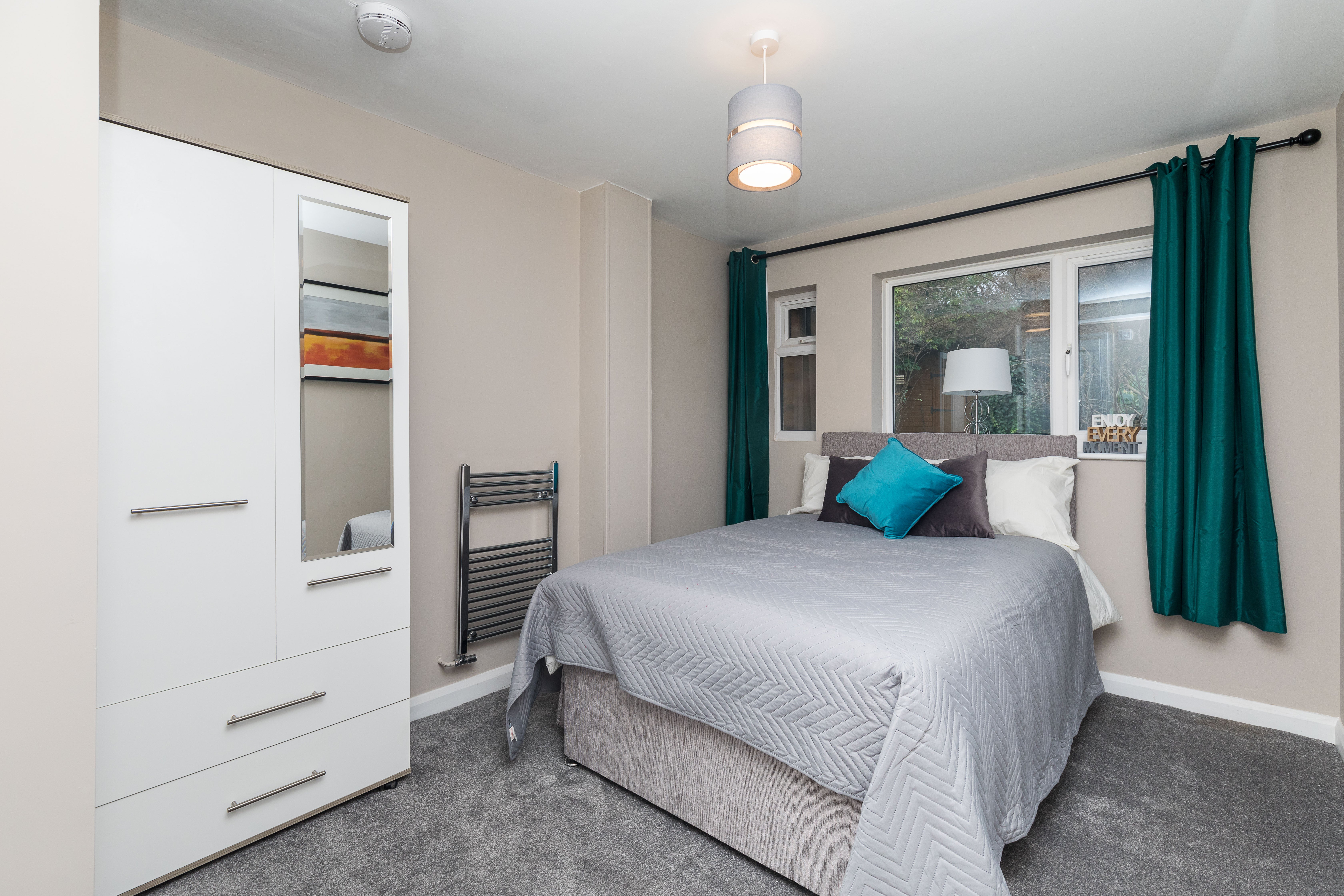Room Cuckmere Crescent in Crawley