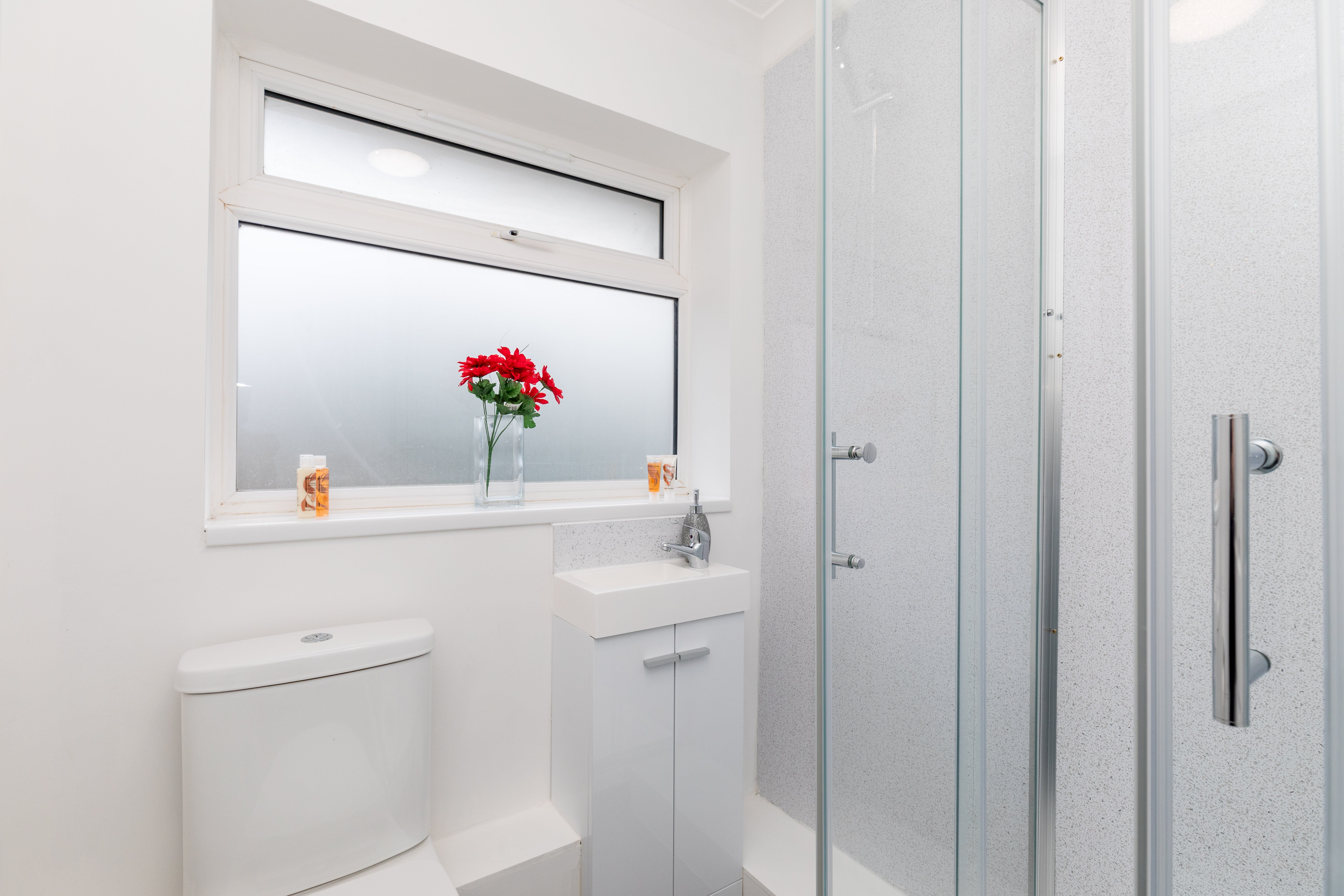 Room Cuckmere Crescent in Crawley