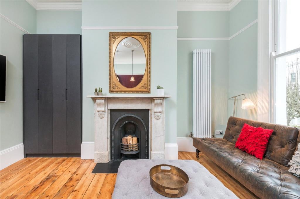 Flat Caedmon Road in Greater London