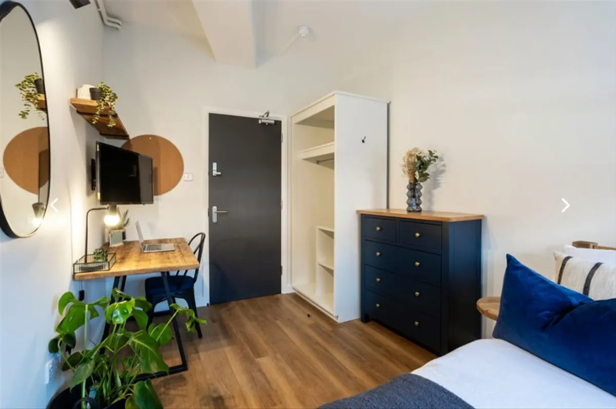 Flat Grosvenor Road in Greater London
