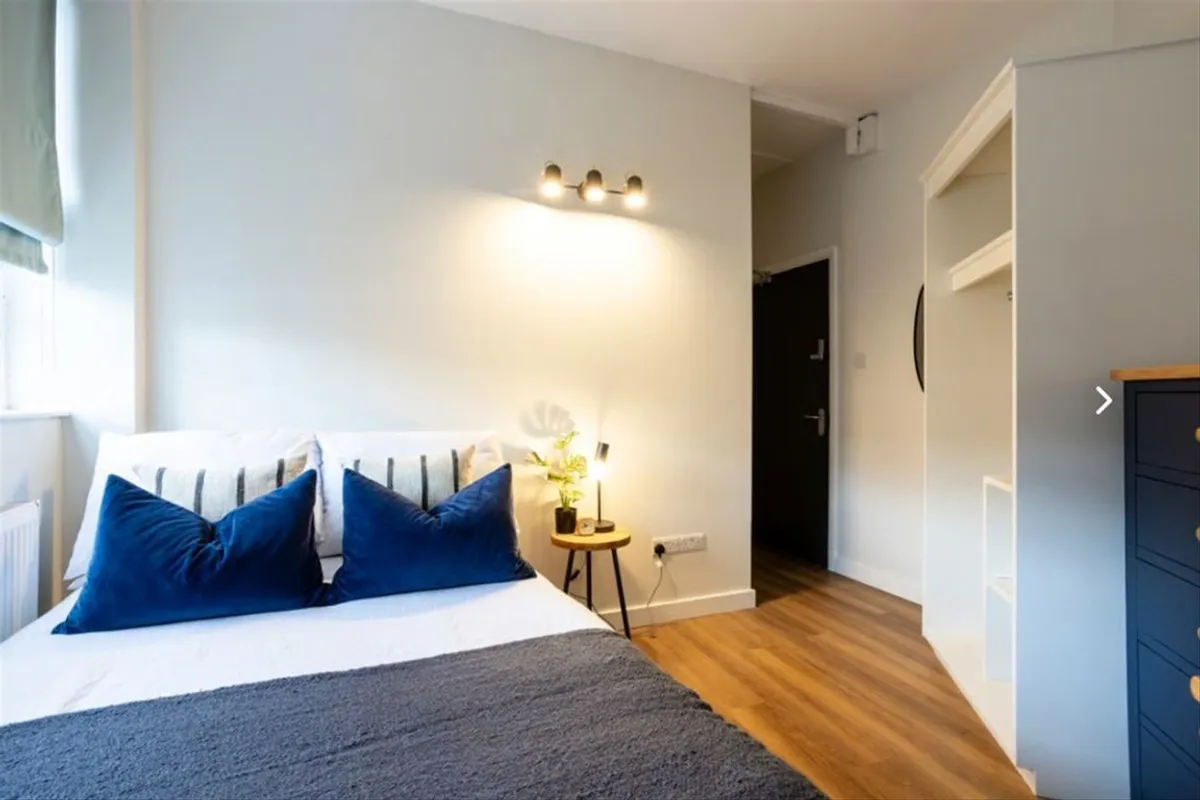 Flat Grosvenor Road in Greater London