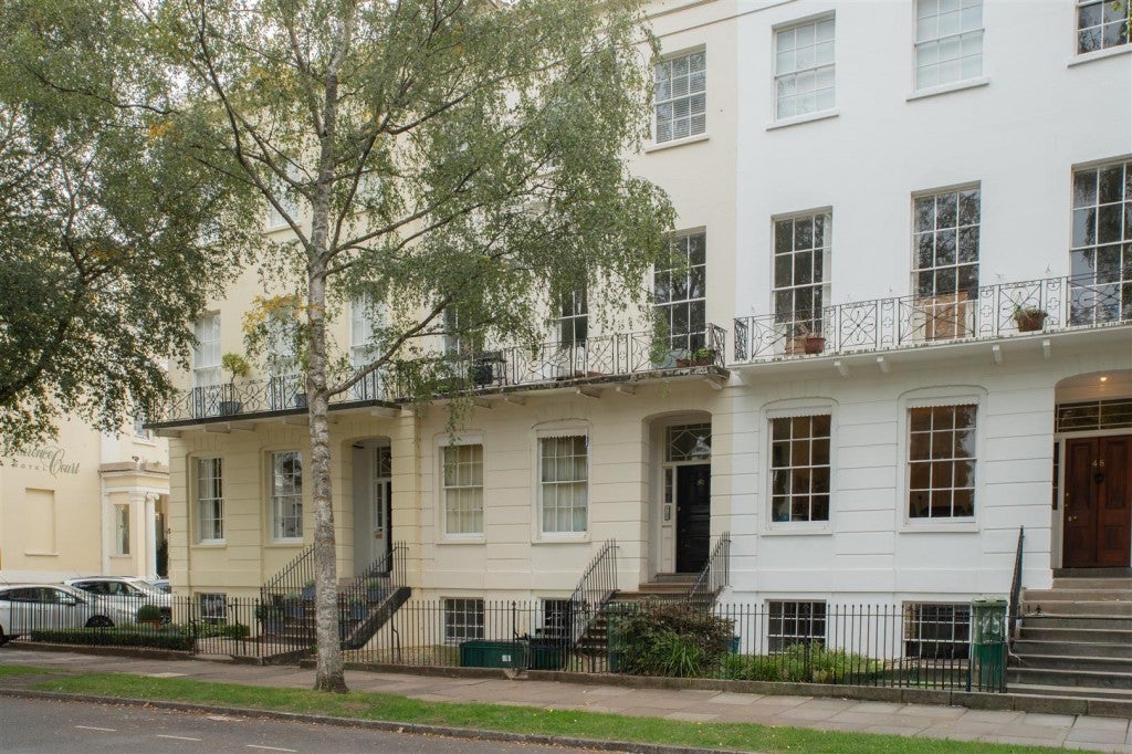 Flat Clarence Square in Cheltenham