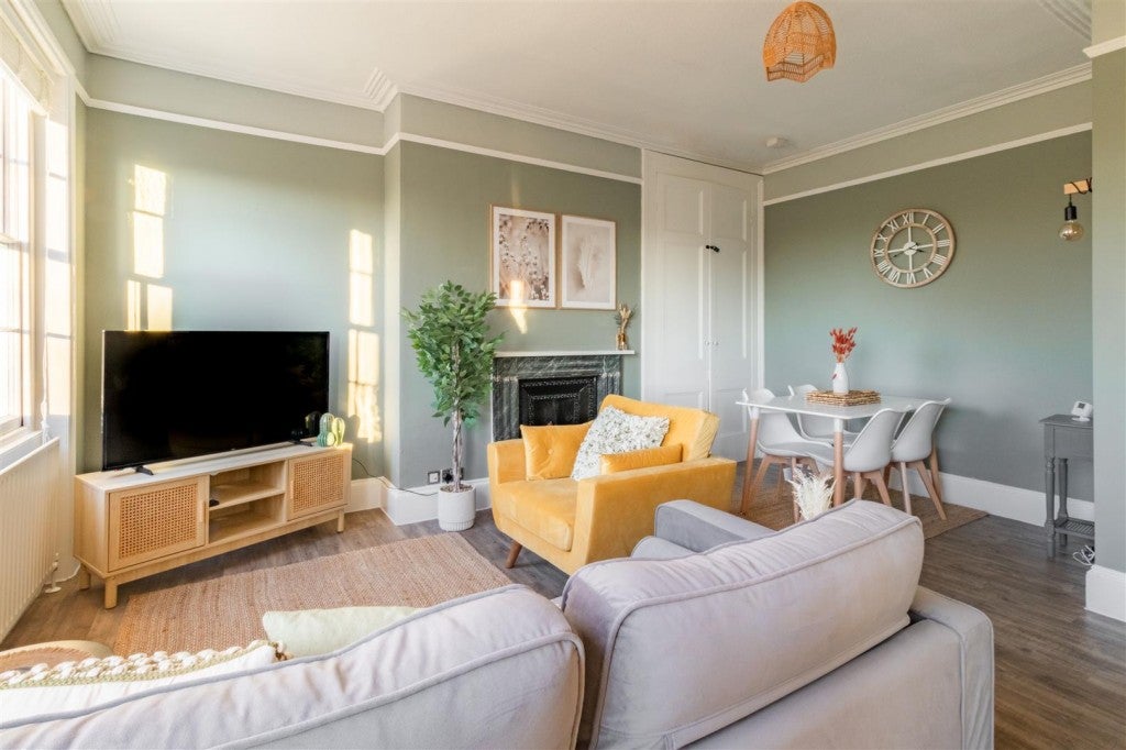 Flat Clarence Square in Cheltenham