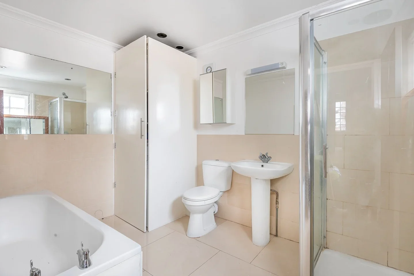 Flat Lower Addiscombe Road in Greater London