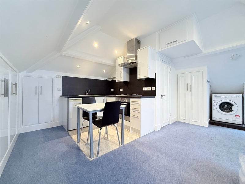 Flat Dartmouth Road in Greater London