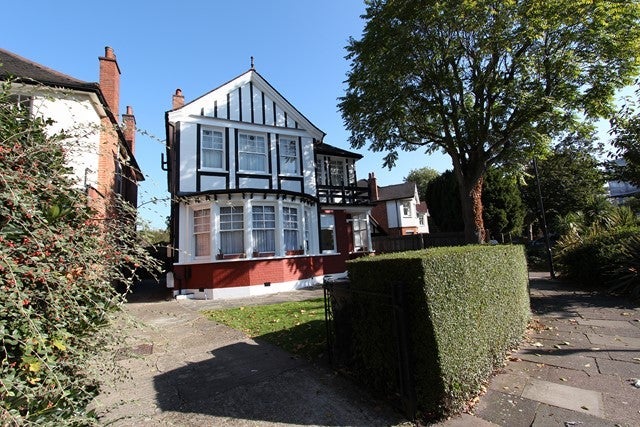 Flat Dartmouth Road in Greater London