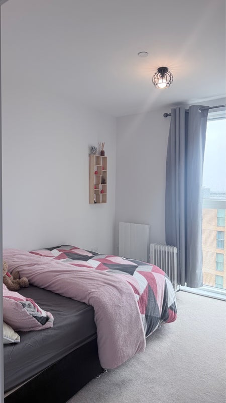 Room Memorial Avenue in Slough