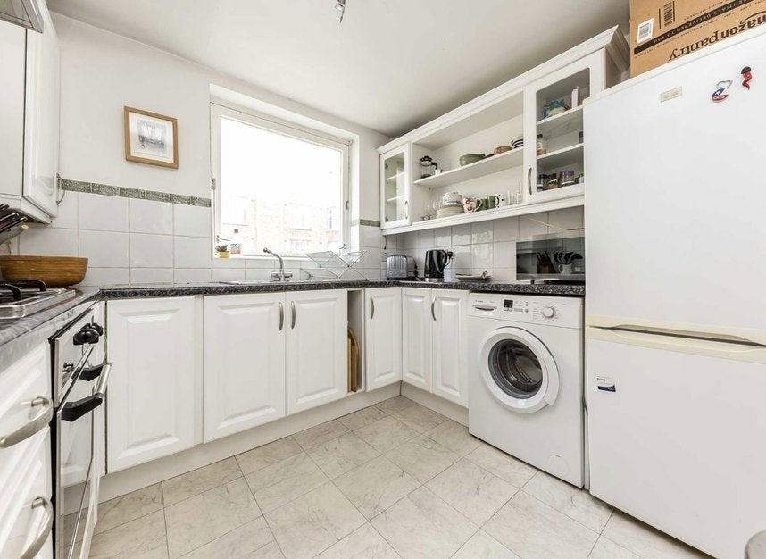 Flat Hatherley Grove in City of Westminster