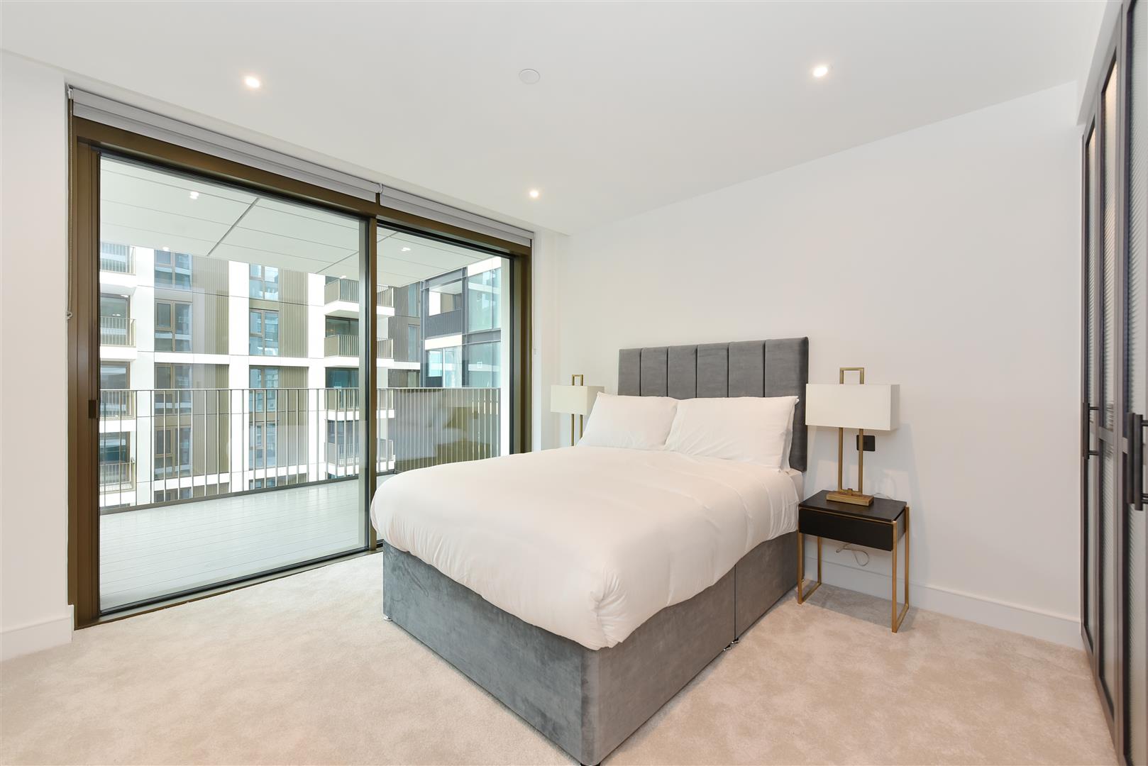 Flat Prince of Wales Drive in Greater London