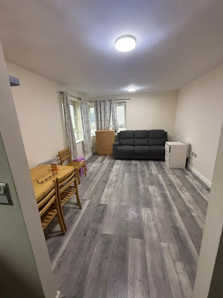 Flat Hainault Street in Greater London