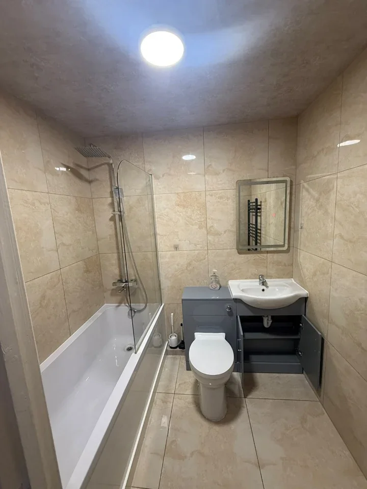 Flat Hainault Street in Greater London
