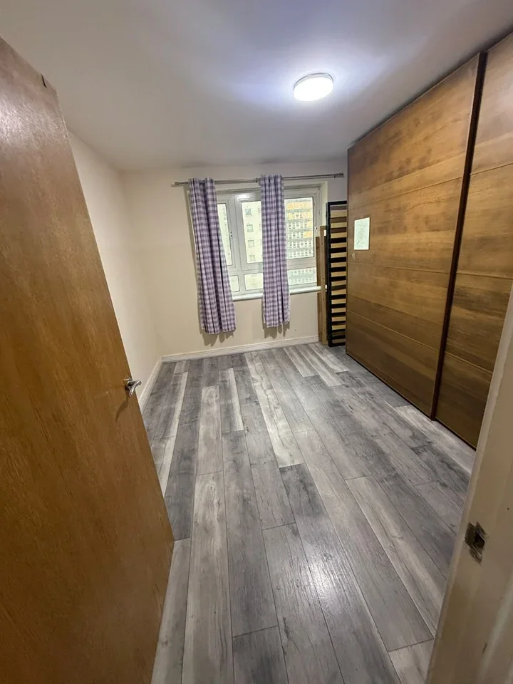 Flat Hainault Street in Greater London