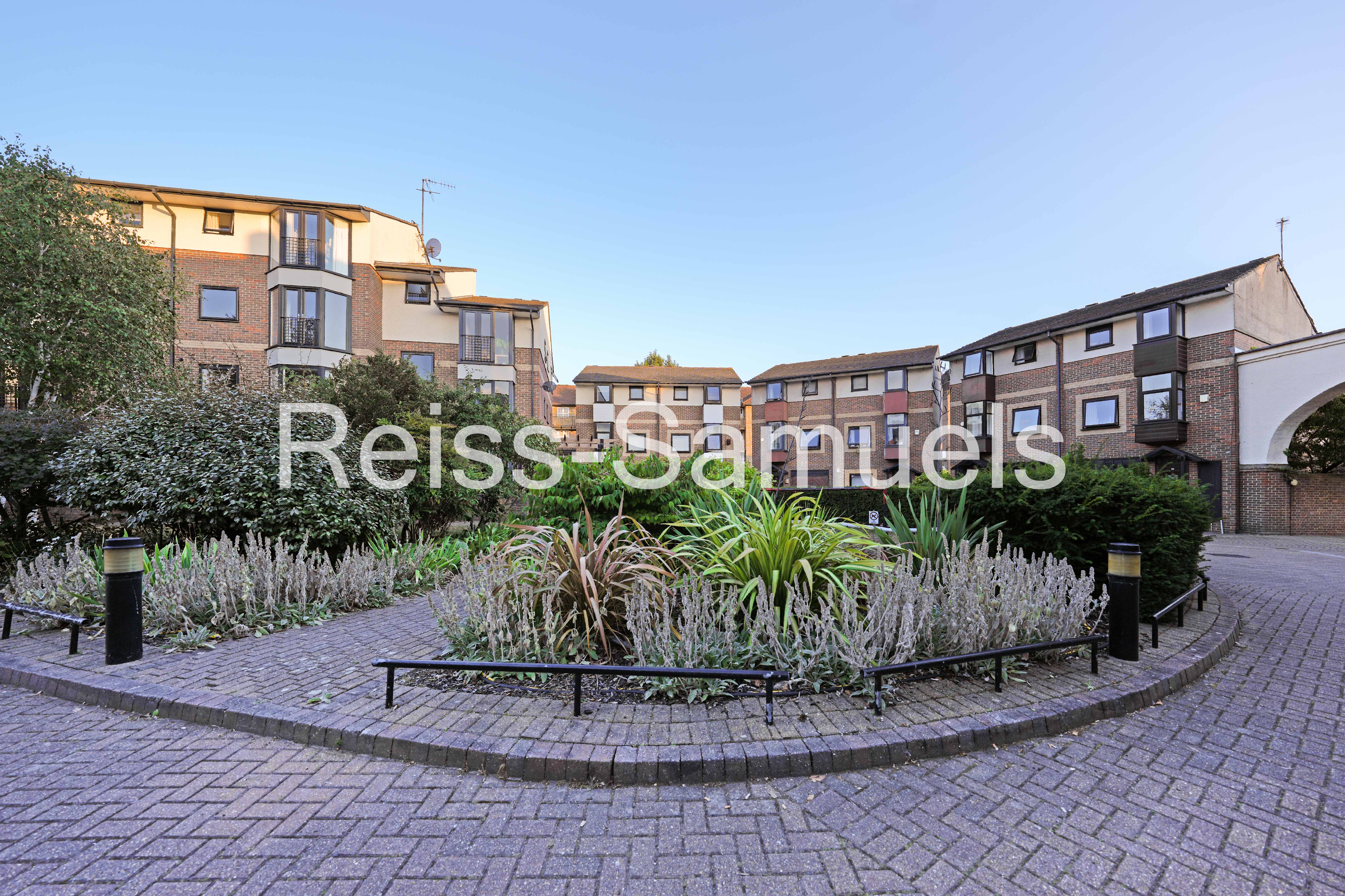 House Barnfield Place in Greater London