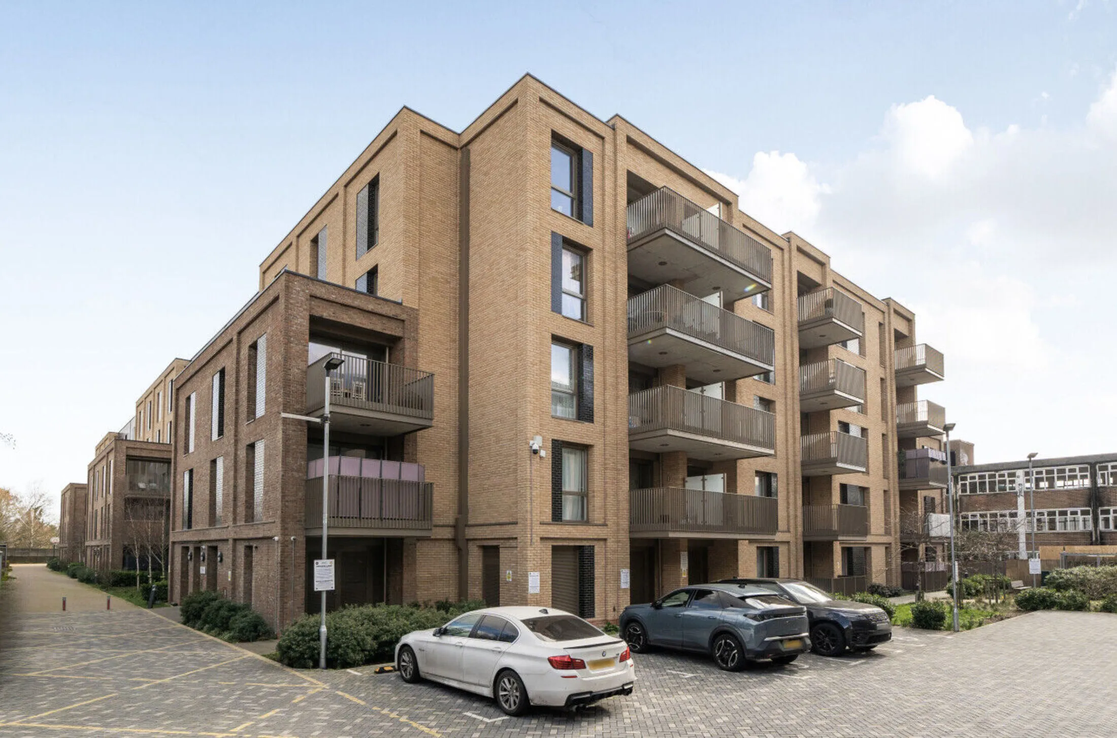 Flat Prout Grove in Greater London