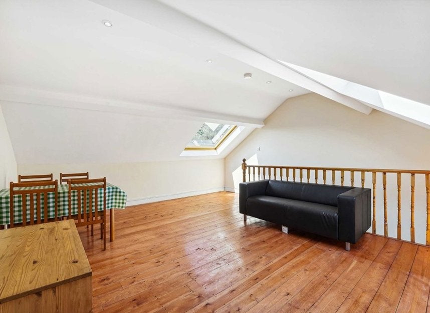 Flat Mayflower Road in Greater London