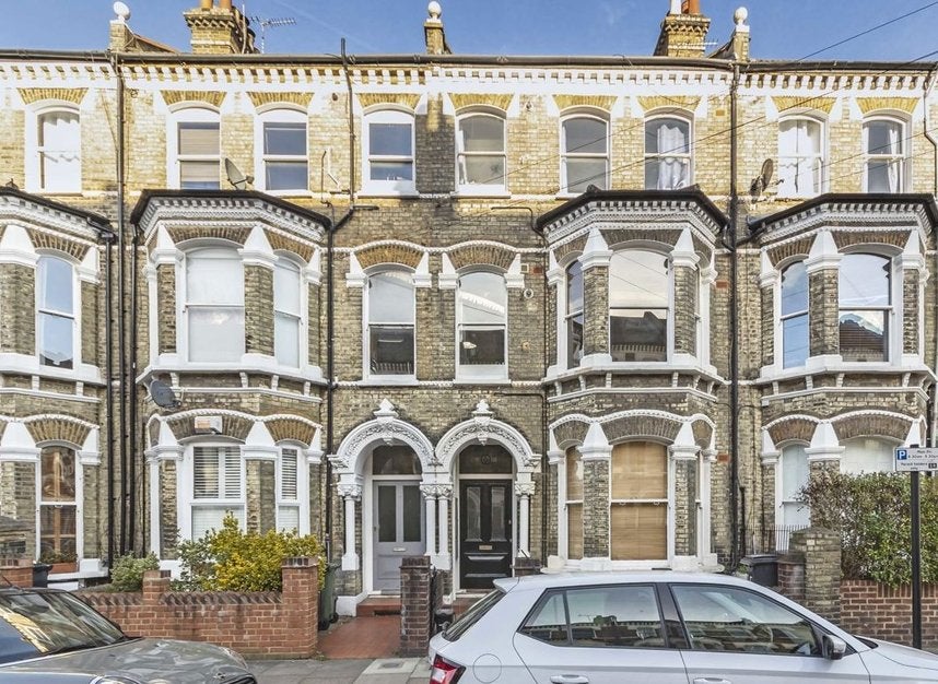Flat Mayflower Road in Greater London