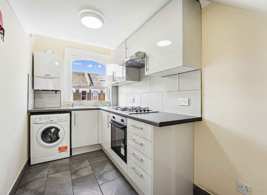Flat Mayflower Road in Greater London