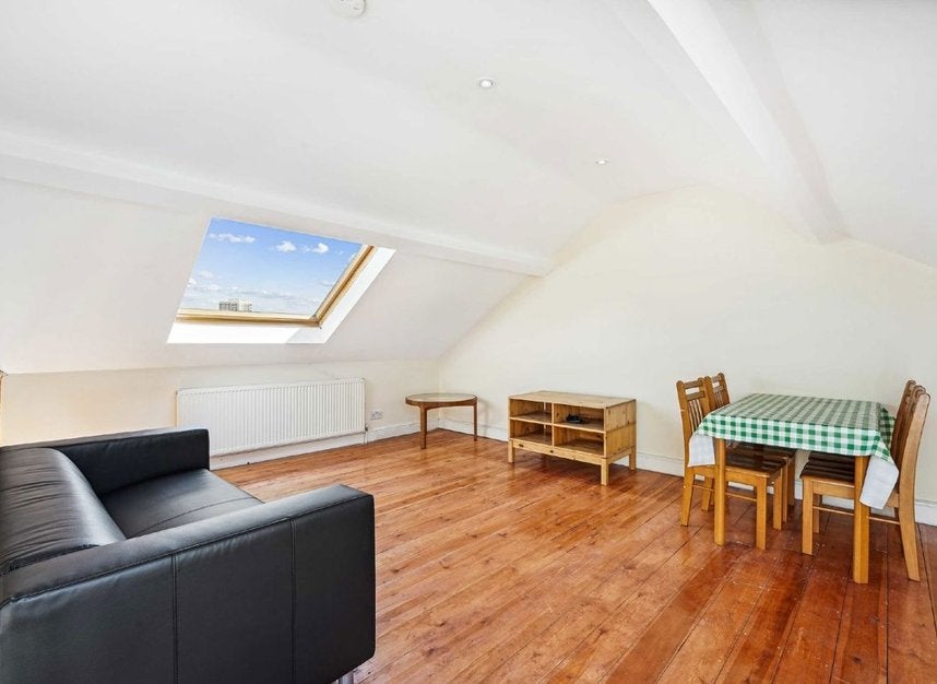 Flat Mayflower Road in Greater London