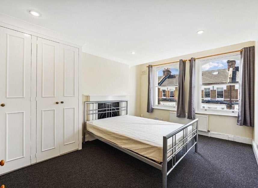 Flat Mayflower Road in Greater London