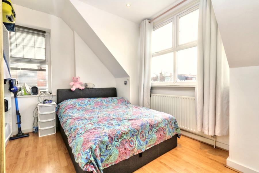 Flat Ewell Road in Greater London