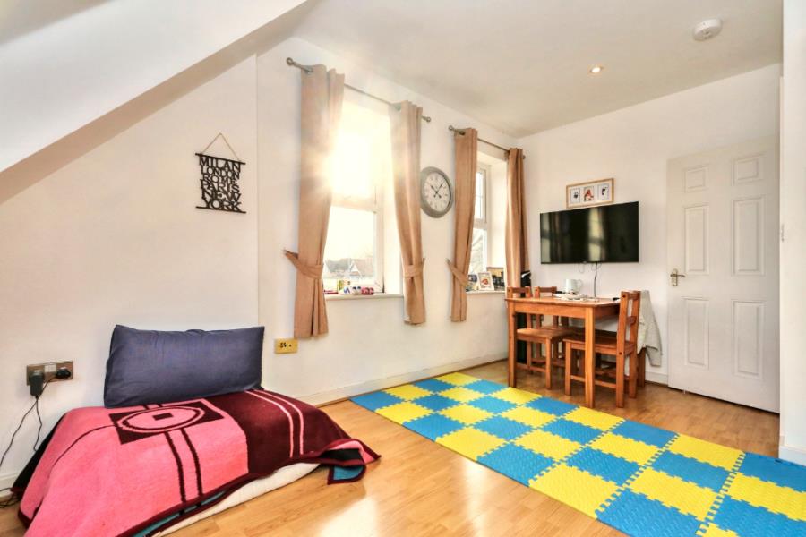 Flat Ewell Road in Greater London