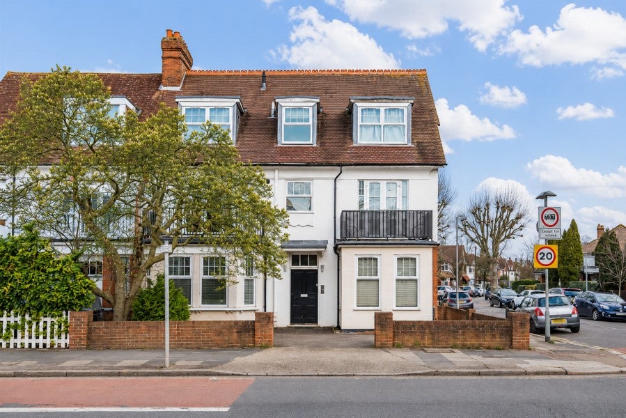 Flat Ewell Road in Greater London