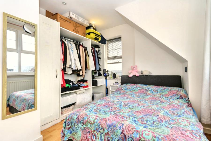 Flat Ewell Road in Greater London