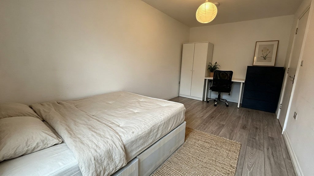 Room Redcastle Close in Greater London
