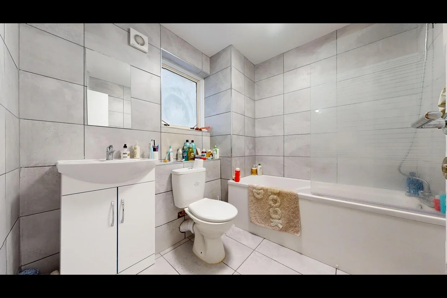 Room Redcastle Close in Greater London