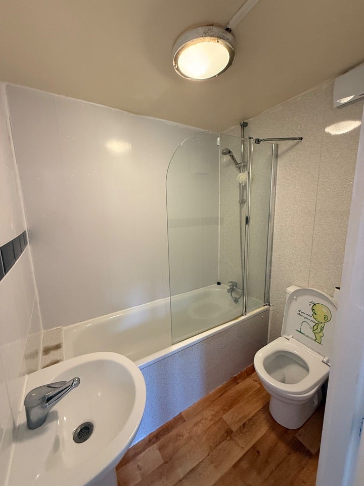 Flat Hanworth Road in Greater London